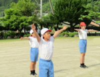 ３