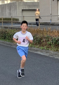 ４